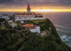 Morze, Latarnia morska, Faro del Cabo de la Roca, Drzewa, Zachód słońca, Chmury, Portugalia