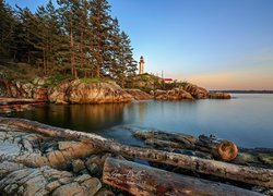 Skały, Drzewa, Latarnia morska Point Atkinson, Cieśnina Strait of Georgia, Vancouver, Kanada