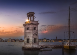 Latarnia na włoskiej wyspie San Giorgio Maggiore