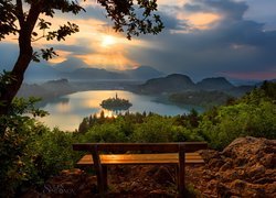 Ławeczka z widokiem na jezioro Bled w Słowenii
