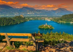 Ławka z widokiem na jezioro Bled w Słowenii
