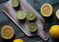 Limonki i cytryny na deskach
