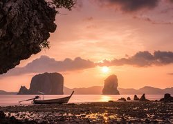 Zatoka Phang Nga, Morze Andamańskie, Tajlandia, Łódka, Niebo, Zachód słońca, Skały, Roślinność