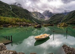 Jezioro, Lake Bondhusvatnet, Łódka, Góry, Chmury, Skały, Drzewa, Park Narodowy Folgefonna, Norwegia