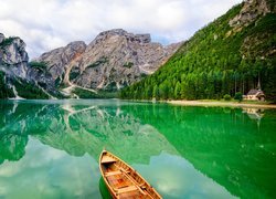 Włochy, Tyrol, Góry, Dolomity, Jezioro Pragser Wildsee, Łódka, Kościół, Lasy