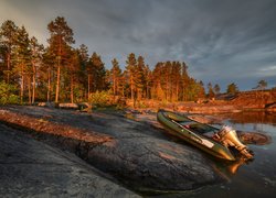 Jezioro Ładoga, Łódka, Las, Drzewa, Skały, Karelia, Rosja
