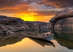 Łódka porzucona na rzece Mekong w kanionie Sam Phan Bok
