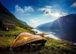 Norwegia, Park Narodowy Jotunheimen, Góry Jotunheimen, Jezioro Gjende, Brzeg, Łódź