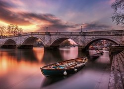 Rzeka Tamiza, Most, Richmond Bridge, Łódka, Drzewa, Zachód słońca, Chmury, Richmond, Anglia
