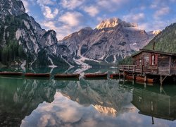 Włochy, Jezioro, Pragser Wildsee, Lago di Braies, Góry Dolomity, Drewniany, Domek, Łódki