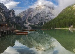 Łódki na jeziorze Braies we włoskich Dolomitach