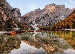 Włochy, Południowy Tyrol, Jezioro, Pragser Wildsee, Lago di Braies, Góry, Dolomity, Łódki, Drzewa