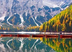 Włochy, Jezioro, Pragser Wildsee, Lago di Braies, Łódki, Góry, Dolomity, Drzewa, Jesień