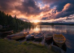 Norwegia, Ringerike, Zachód słońca, Jezioro Øyangen, Łódki, Las, Drzewa