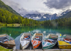 Łódki przy brzegu jeziora Fusine we Włoszech