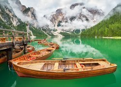 Łódki przy pomoście na jeziorze Pragser Wildsee w Dolomitach