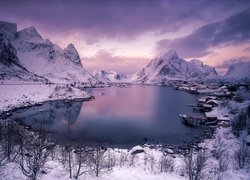 Norwegia, Lofoty, Wieś Reine, Morze Norweskie, Zima, Domy, Góry, Chmury