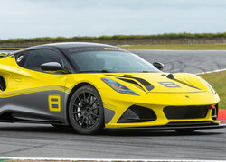 Lotus Emira GT4 na torze