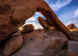 Skały, Formacja Arch Rock, Niebo, Promienie słońca, Park Narodowy Joshua Tree, Stan Kalifornia, Stany Zjednoczone