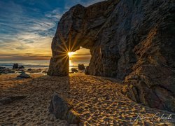 Łuk skalny Arche de Port Blanc w Bretanii