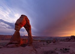 Łuk skalny w Parku Narodowym Arches o zachodzie słońca