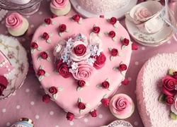Lukrowany tort w kształcie serca ozdobiony różyczkami