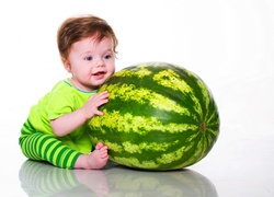 Małe dziecko z dużym arbuzem