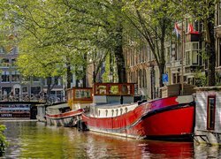 Małe statki na kanale w Amsterdamie