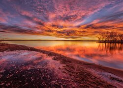 Malowniczy wschód słońca nad jeziorem Lake Chatfield w Kolorado