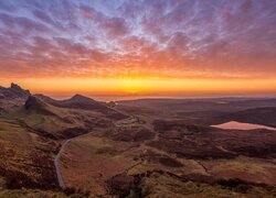 Szkocja, Wyspa Skye, Quiraing, Wzgórza, Góry, Jeziora, Zachód słońca, Chmury