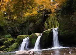 Jesień, Wodospad Schiessentumpel, Rzeka, Most, Omszone, Skały, Las, Drzewa, Mała Szwajcaria, Mullerthal, Luksemburg