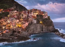 Włochy, Prowincja La Spezia, Region Liguria, Gmina Riomaggiore, Miejscowość Manarola, Morze Liguryjskie, Kolorowe, Domy, Skały, Zatoczka, Chmury