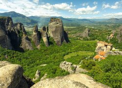 Masyw skalny Meteory i klasztor Warłama w Grecji