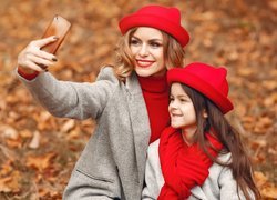 Matka z córką w czerwonych kapeluszach