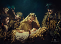 Matka z dzieckiem wśród żołnierzy