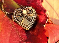 Medalion w kształcie serca na jesiennych liściach
