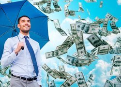 Mężczyzna z parasolem patrzący na spadające dolary