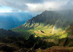 Mgła i tęcza nad górami na wyspie Kauai