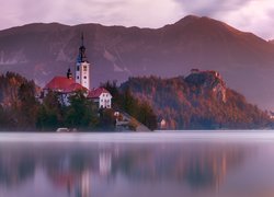 Słowenia, Jezioro Bled, Wyspa Blejski Otok, Kościół Zwiastowania Marii Panny, Góry, Alpy Julijskie, Zachód słońca