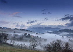 Mgła otula domy we włoskich górach Sibillini