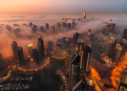 Mgła unosząca się nad wieżowcami w Dubaju