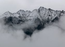 Mgła wokół szczytów gór