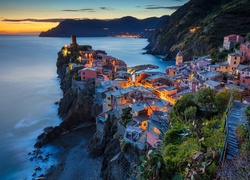 Włochy, Cinque Terre, Vernazza, Domy, Góry, Morze, Noc