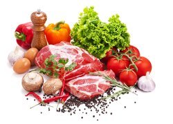 Mięso i przyprawy obok warzyw