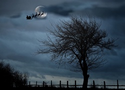 Mikołaj sunący po niebie w blasku księżyca