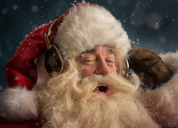 Mikołaj ze słuchawkami na uszach
