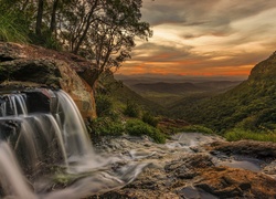 Australia, Wodospad Moran Falls, Skały, Drzewa, Wzgórza