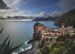 Morskie wybrzeże z domami na skałach we włoskiej miejscowości Vernazza