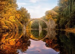 Niemcy, Saksonia, Park Rododendronów Kromlau, Kamienny, Most łukowy, Most Diabła, Jezioro Rakotz, Jesień, Drzewa