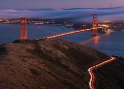 Most Golden Gate Bridge, Cieśnina Golden Gate, Stan Kalifornia, Stany Zjednoczone, Miasto, San Francisco, Światła, Noc, Chmury